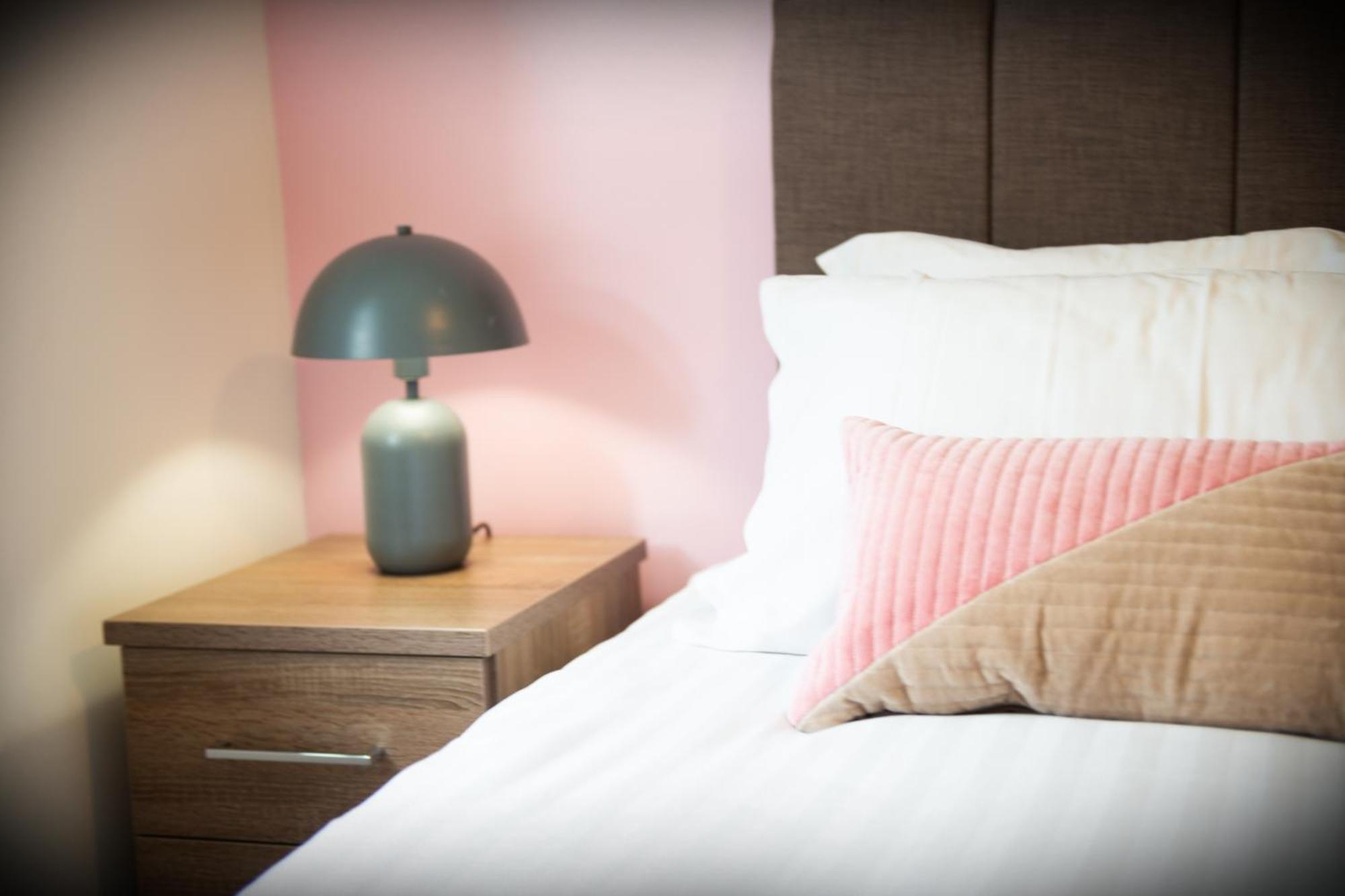 The 'Pinky' - Beautiful 1 Bed Apartment In Hatfield - Free Parking - Near Uni & Business Park - Big Savings On Long Stays Esterno foto